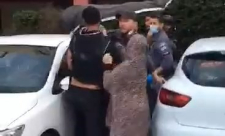 شاهد: الشرطة تعتدي بالضرب على شابين في مدينة يافا